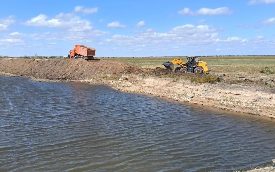 «Казводхоз» укрепляет дамбы системы орошения «Алва»