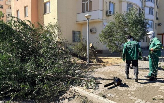 В Курыке ветер сорвал часть крыши жилого дома